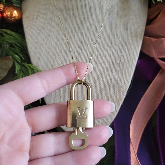 LOUIS VUITTON PADLOCK NECKLACE sooooo Dreamy!!!! πππβ€π§‘π - Picture 6 of 9